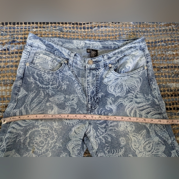 DG2 Diane Gilman Women's Jeans Cropped Flare Blue & White Allover Print SZ 14P - Picture 5 of 10